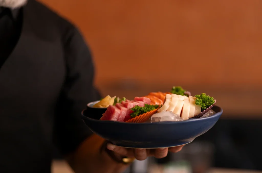 Leandro boutique do sushi servindo um prato